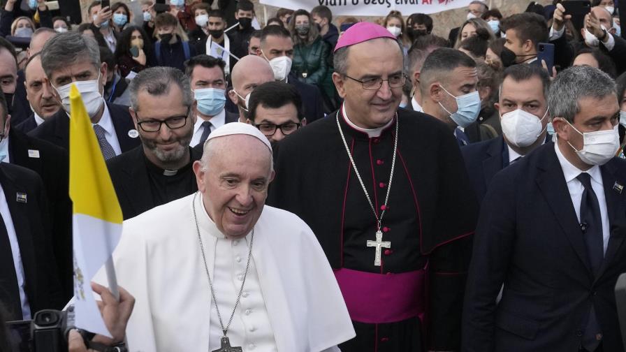 El papa abandona Grecia con un mensaje a los jóvenes
