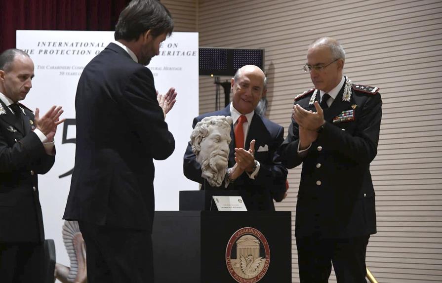 Embajador de Estados Unidos devuelve a Italia estatua robada en 1968