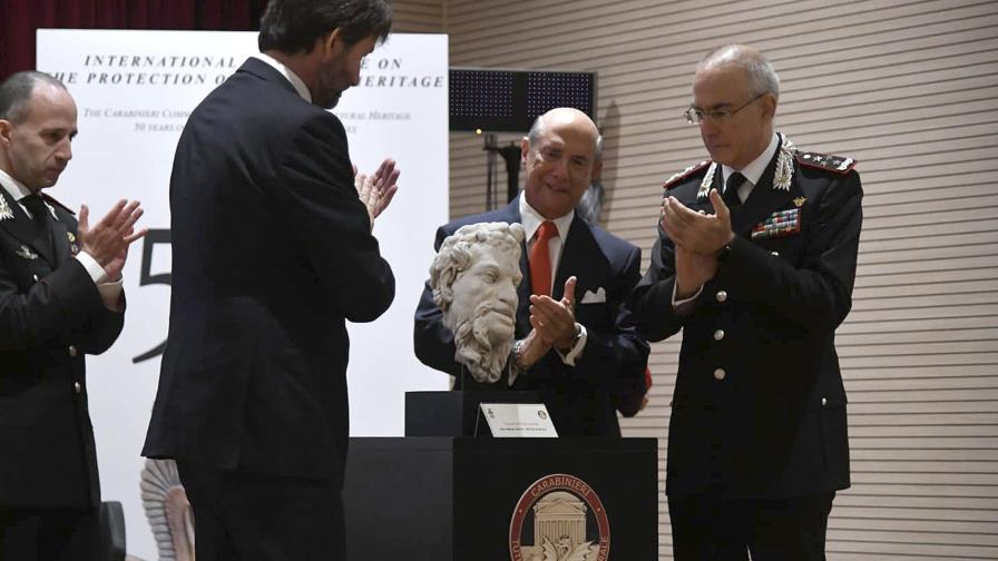 Embajador de Estados Unidos devuelve a Italia estatua robada en 1968