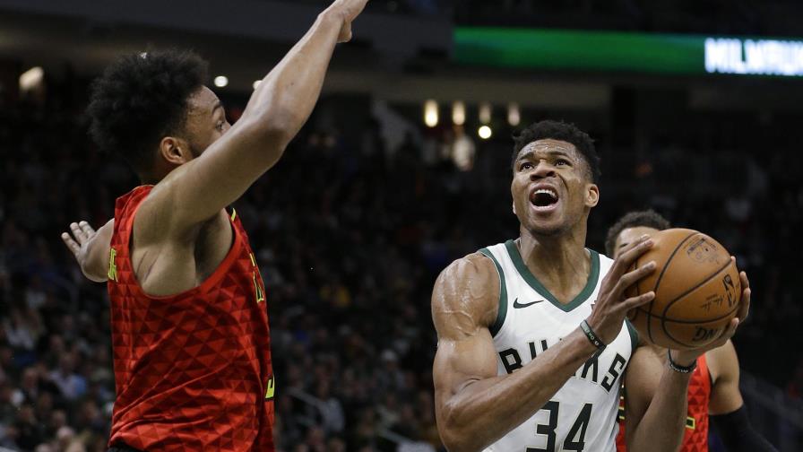 Bucks vencen 111-102 a Hawks en el regreso de Middleton