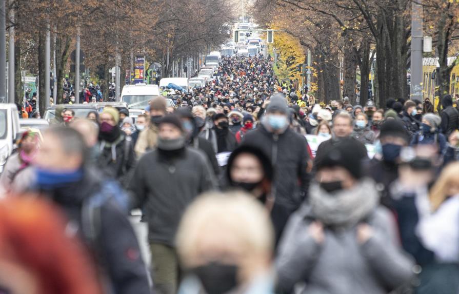 Aumentan protestas en Alemania contra medidas antivirus