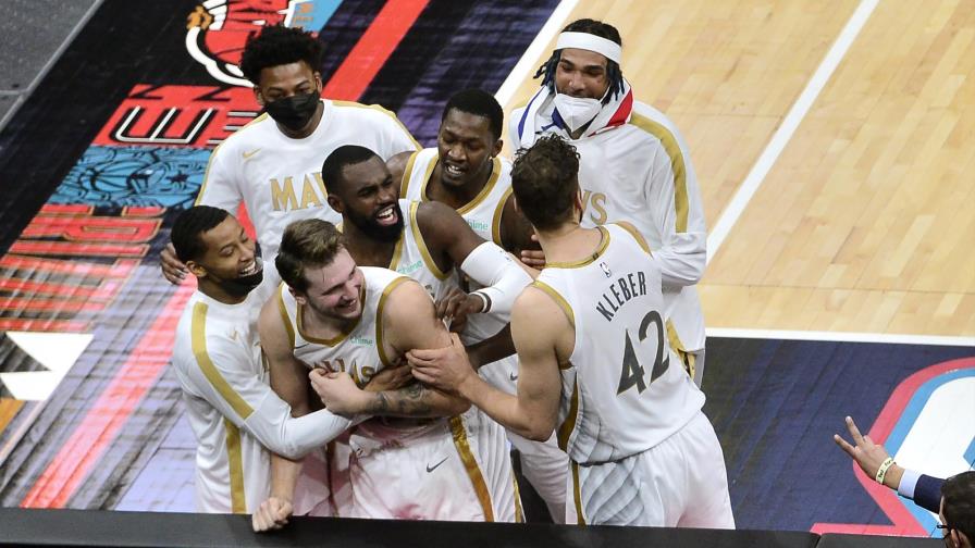 Doncic atina triple al sonido de la chicharra; Mavs ganan