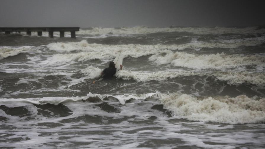 Nicholas pierde fuerza, amenaza con inundaciones en Texas