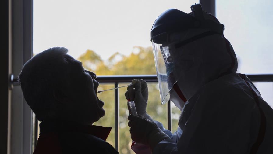 Aumenta a 490 el número de muertes por coronavirus en China