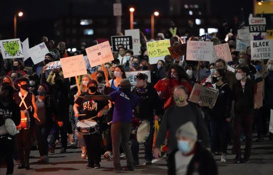Seguidores de Trump piden parar conteo en Michigan y Arizona