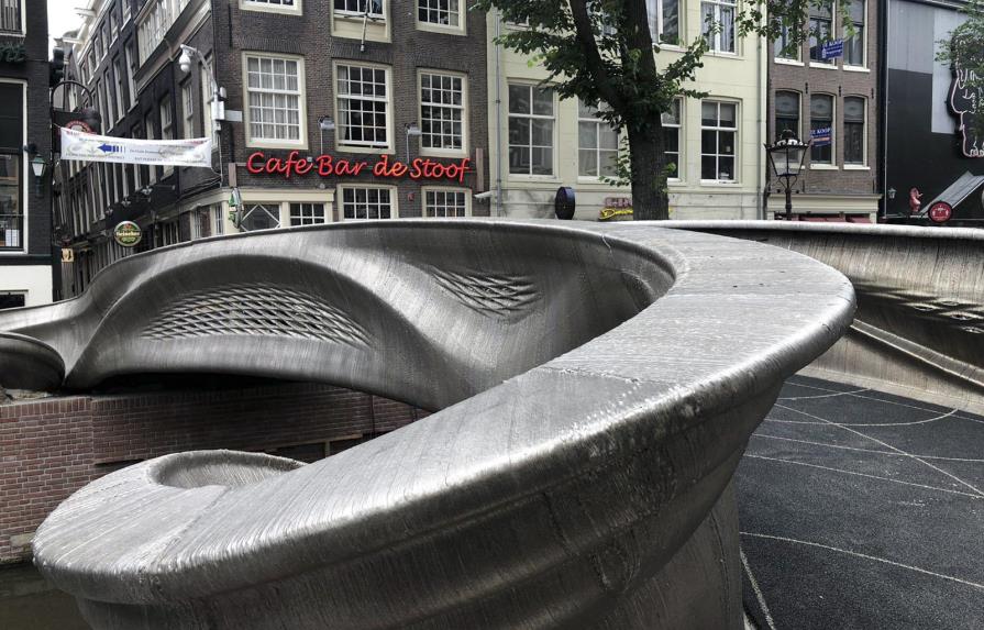Amsterdam instala puente temporal impreso en 3D