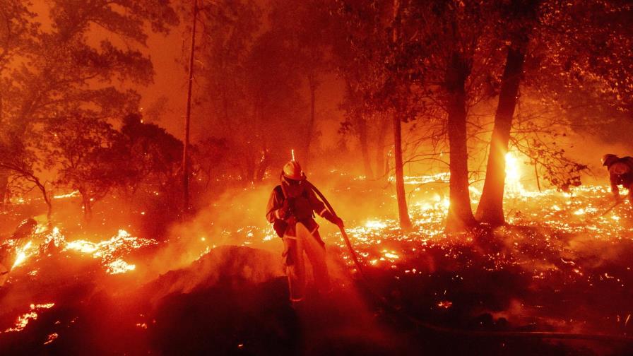 Extienden órdenes de desalojo en California por incendios