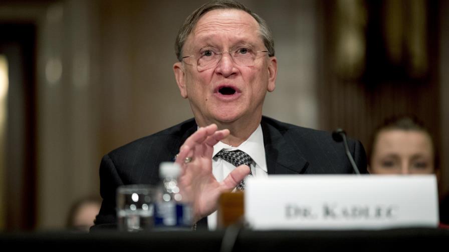 Funcionario: Vacuna anti-COVID en enero, contradice a Trump