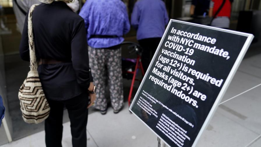 Anuncian más medidas pese a disminución de COVID en Estados Unidos