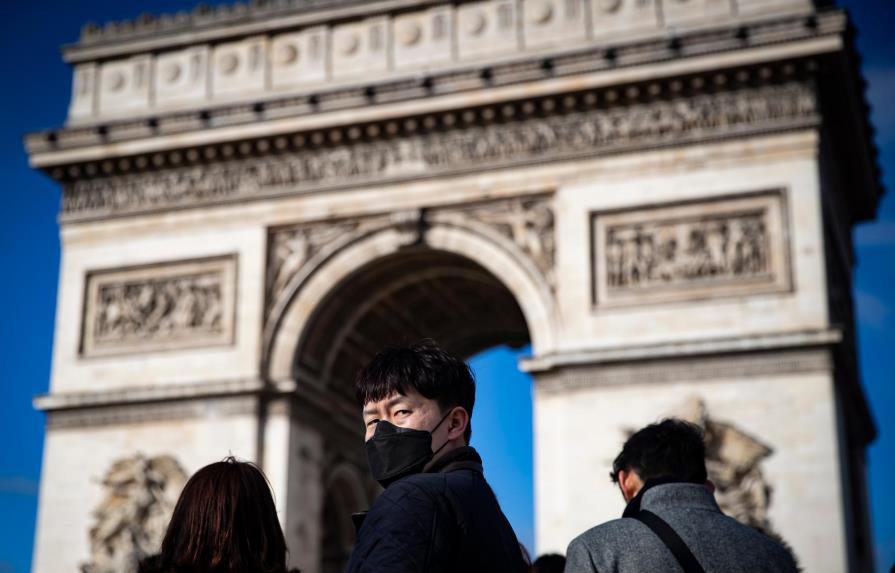 París cierra los bares y restringe las universidades y los restaurantes