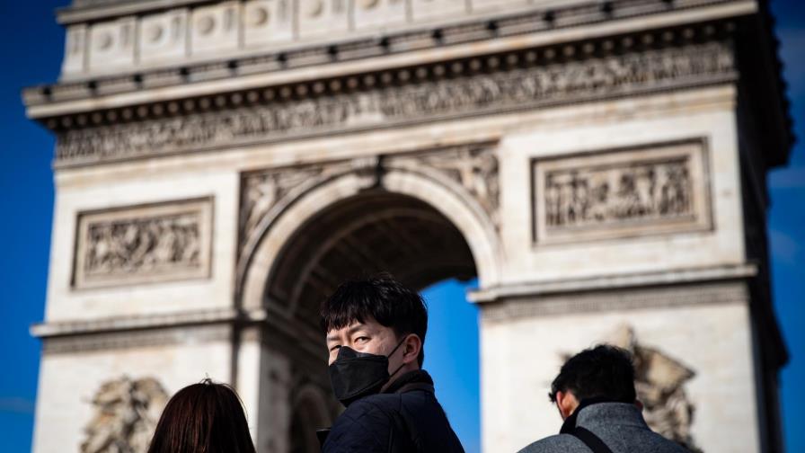 París cierra los bares y restringe las universidades y los restaurantes