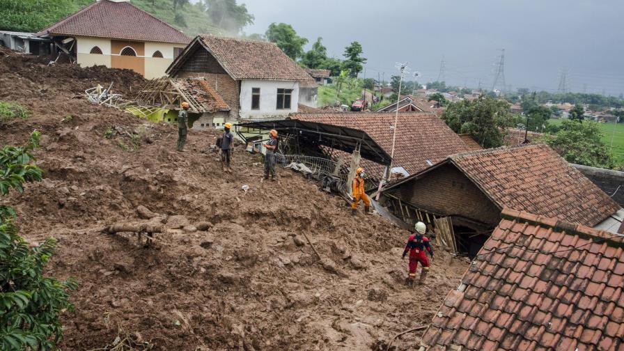 Deslaves dejan 26 desaparecidos y 13 muertos en Indonesia