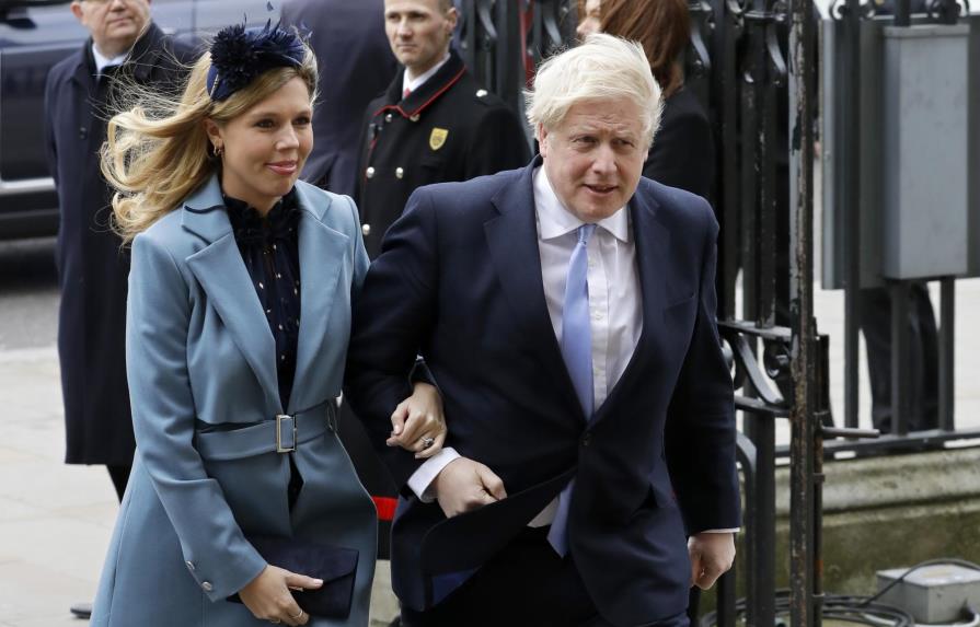  Primer ministro inglés, padre a los 55 años con su pareja de 32