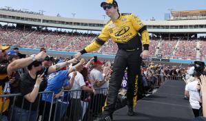 Keselowski obtiene la pole para la reanudación de la NASCAR