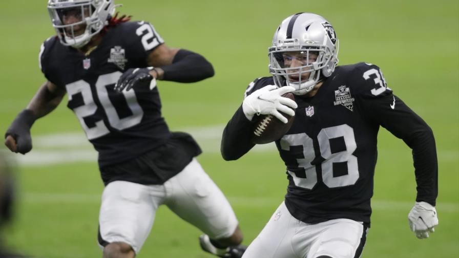 Defensa da triunfo a Raiders aprovechando errores de Broncos