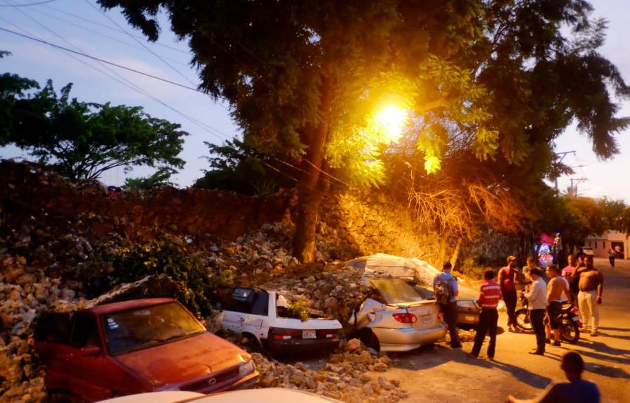 Se derrumba el Muro de la Vergüenza en Villa Duarte y aplasta cuatro vehículos 
