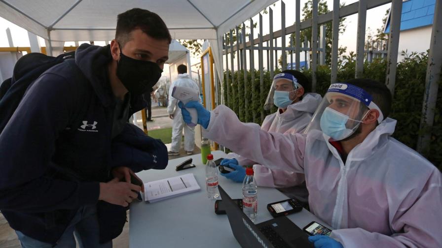 ¿Puede el coronavirus viajar más de 1.8 metros por el aire?