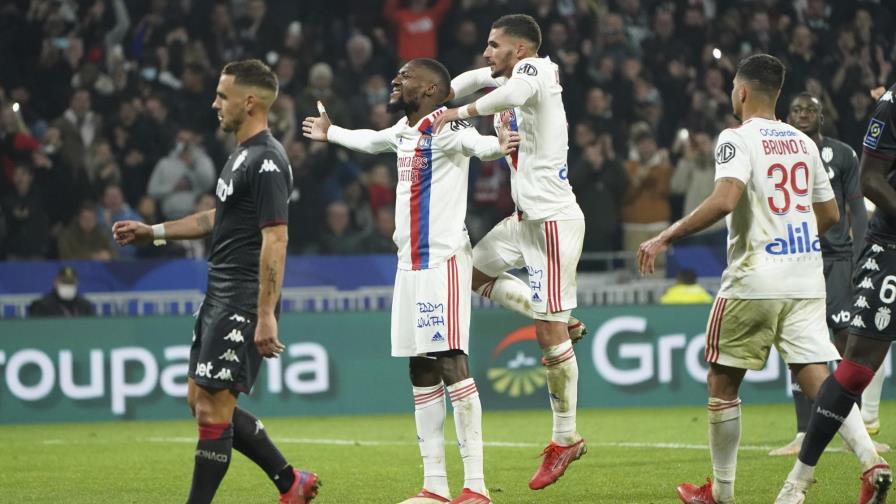 Con goles postreros, Lyon vence 2-0 a Mónaco