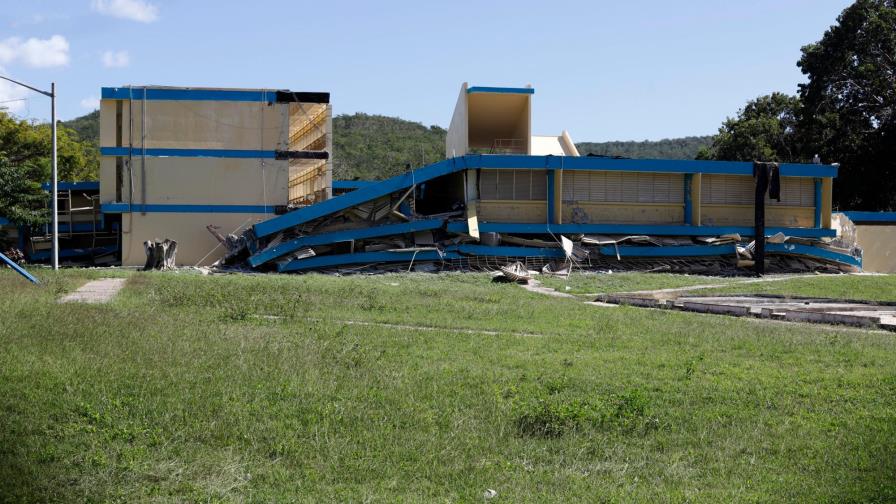 Autoridades de Puerto Rico tratan de llevar la ayuda necesaria a refugiados