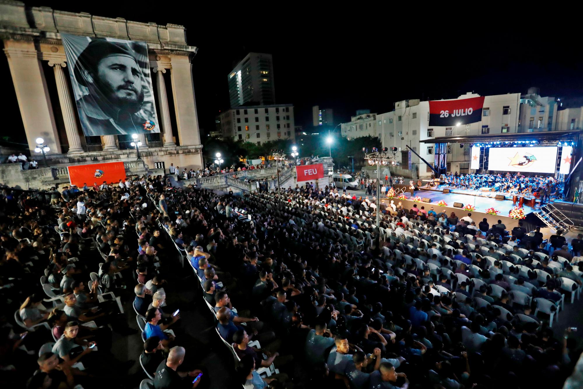 Vista general este lunes del acto de homenaje por el tercer aniversario del fallecimiento del líder Fidel Castro, organizado por la Unión de Jóvenes Comunistas (UJC) en la escalinata de la Universidad de La Habana, en La Habana (Cuba).