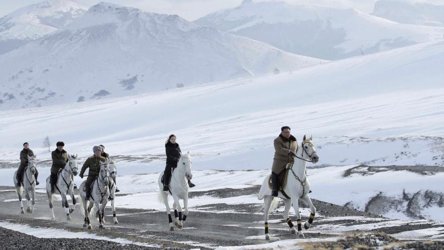 Kim cabalga a cima sagrada en acto simbólico contra EEUU