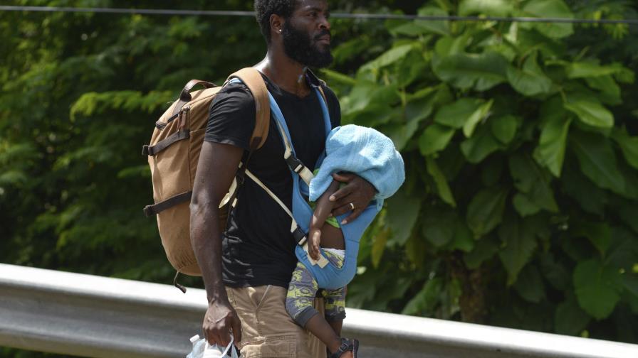 Cientos de migrantes esperan hacinados en México Cientos de migrantes esperan hacinados en México