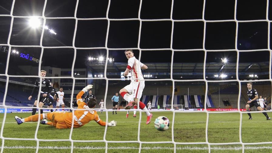 Con gol de Sabitzer, Leipzig gana y se acerca al Bayern