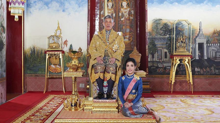 Rey de Tailandia despoja a consorte de sus títulos