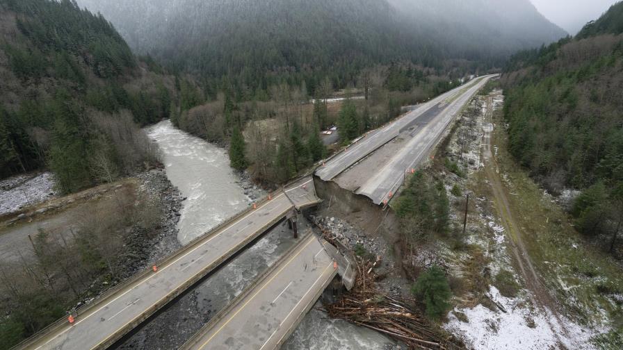 Soldados arriban a la Columbia Británica tras inundaciones