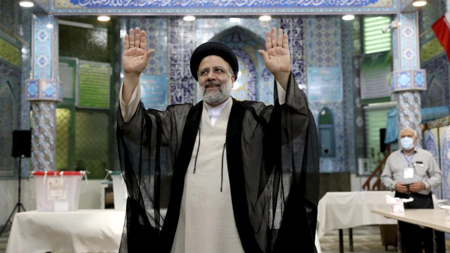 Conservador Raisi gana comicios en Irán con amplia mayoría