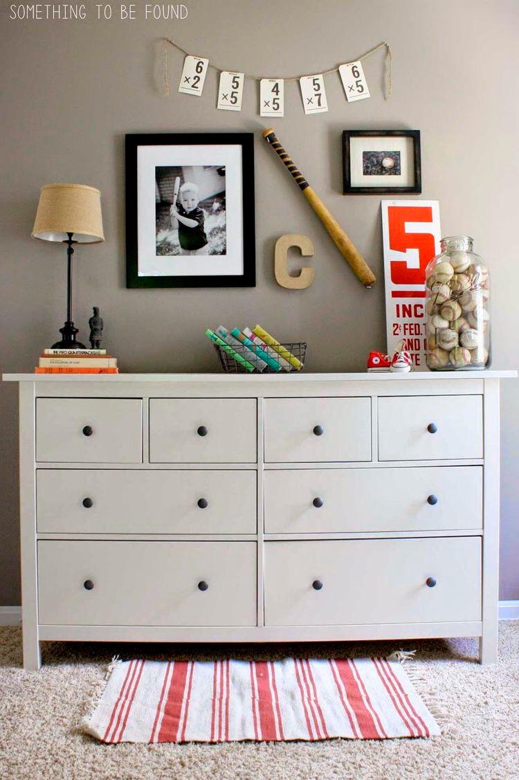 Pared decorada con accesorios de béisbol.