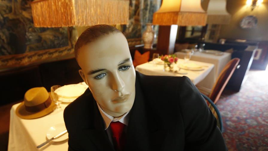 Restaurante de Virginia usa maniquíes para distanciamiento