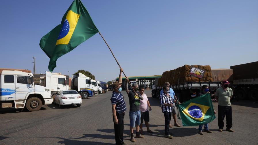 Bolsonaro busca calmar a camioneros que bloquean carreteras