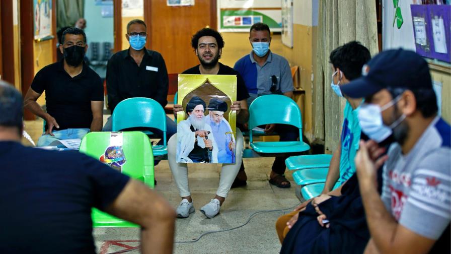 En Irak, clérigo chií ayuda en campaña de vacunación