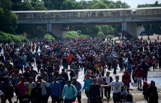 Tensión e incertidumbre marcan la entrada de la caravana migrante a México