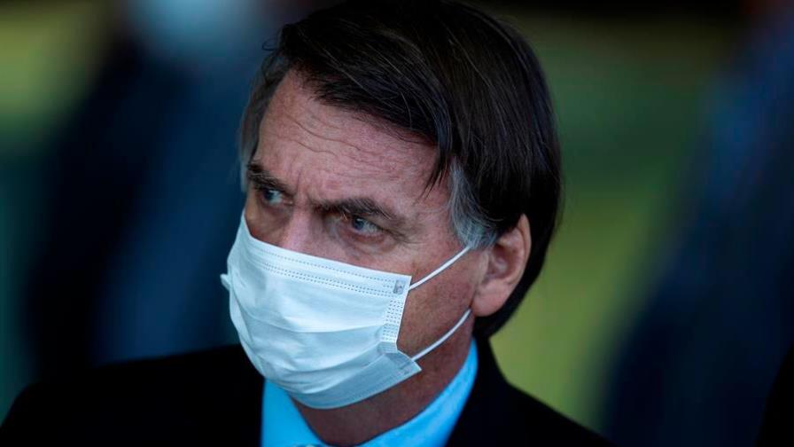 Bolsonaro dice que usar mascarilla dentro del auto puede causar accidentes