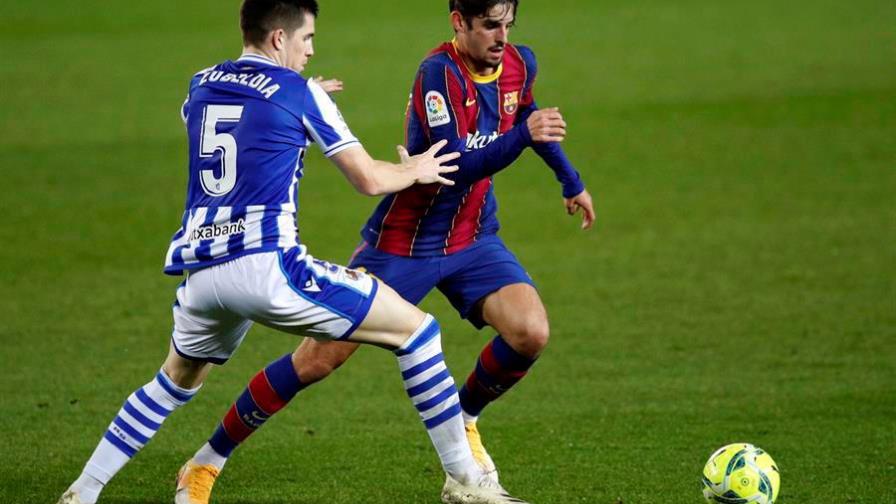El Barcelona luce y sufre, pero remonta ante una Real que la tuvo cerca El Barcelona luce y sufre, pero remonta ante una Real que la tuvo cerca