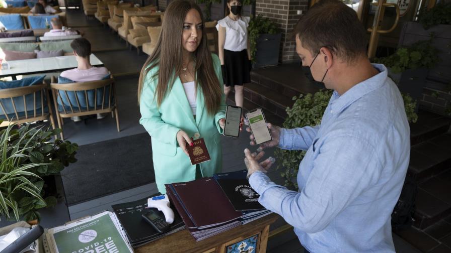 Europa da incentivos y sanciones para impulsar la vacunación