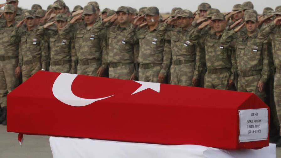 Kurdos arrojan patatas a tropas EEUU en retirada en Siria