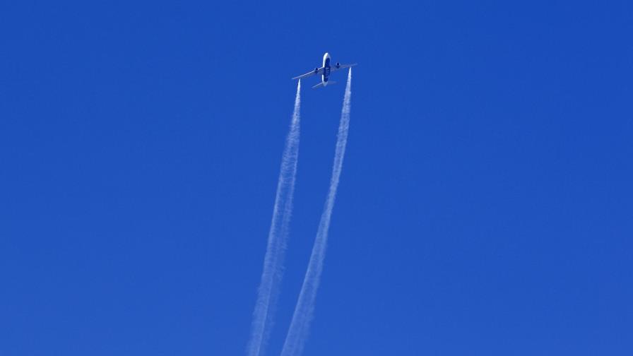 EEUU investiga por qué avión tiró combustible sobre escuelas
