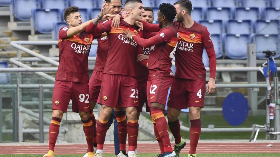 Un diezmado Milan gana en Verona y sigue al acecho del Inter