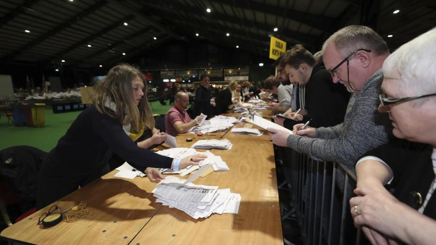 Políticos enfrentan negociaciones tras votación en Irlanda