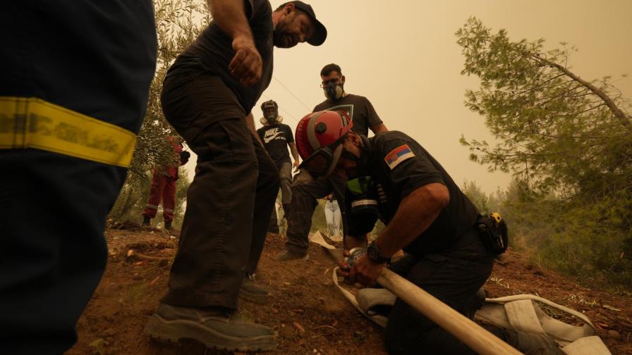 Fuerza multinacional combate incendios en Grecia