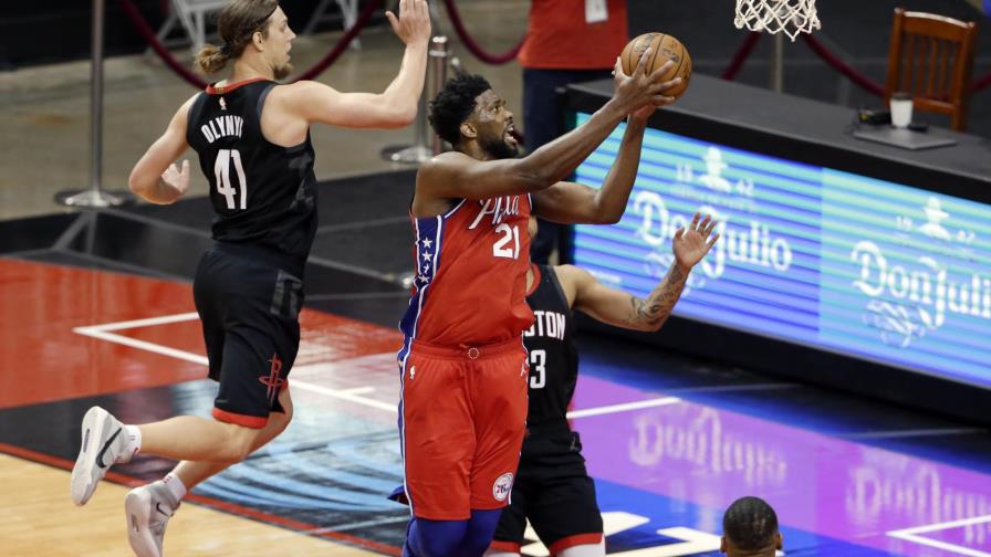 76ers llegan a 6 triunfos seguidos, vencen a Rockets