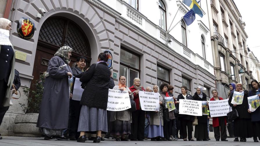 Protestan en Bosnia por entrega de Nobel a Peter Handke Protestan en Bosnia por entrega de Nobel a Peter Handke