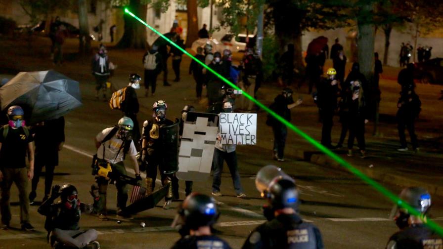 Policía intenta dispersar protesta en Portland