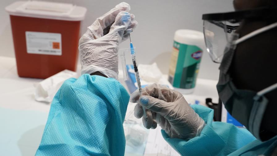 Letones protestan por vacunación obligatoria contra COVID
