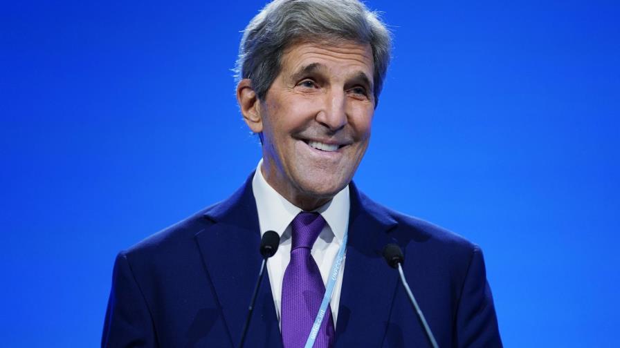 Kerry, con humor, reemplaza brevemente a Biden en la COP26