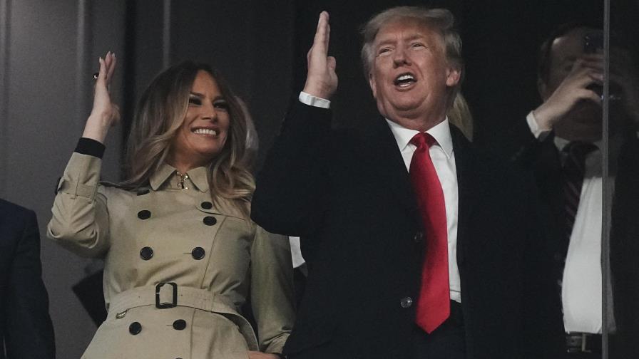 Ex presidente Trump hace movimiento del tomahawk en juego de Serie Mundial