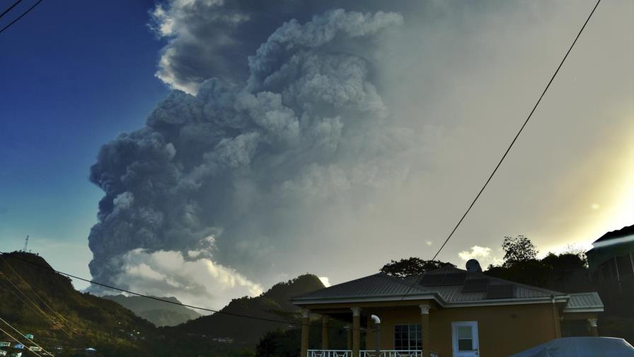 Erupción de volcán siembra penurias en isla San Vicente